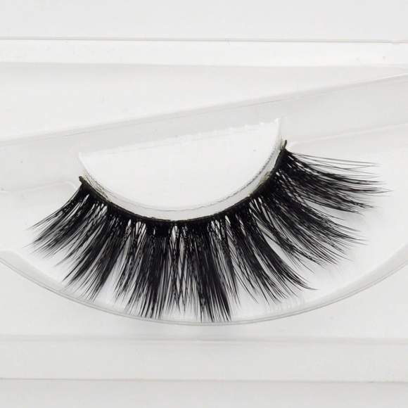 Beautiful Dramatic Lashes - Picture 3 of 3